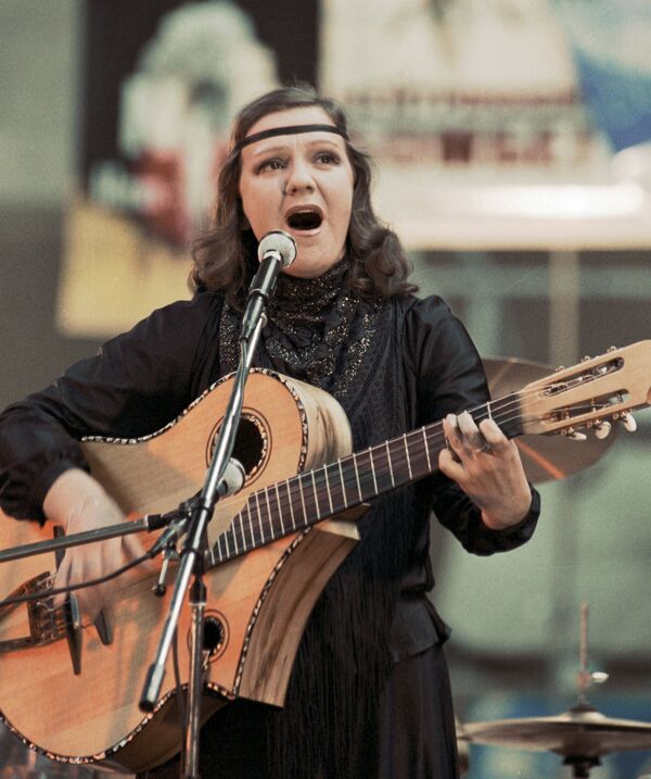 Ели солдатскую кашу и спали в казармах – советские певцы о гастролях в Афганистане - Sputnik Узбекистан