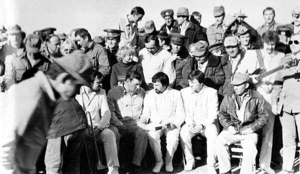 Ели солдатскую кашу и спали в казармах – советские певцы о гастролях в Афганистане - Sputnik Узбекистан