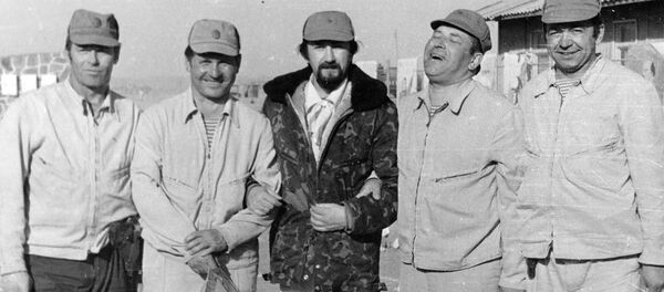 После концерта в Шинданде руководителю Сябров подарили армейскую крутку, 1985 После концерта в Шинданде руководителю Сябров подарили армейскую крутку, 1985 - Sputnik Узбекистан