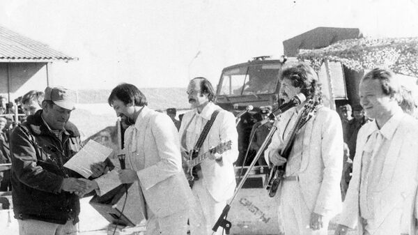 Ели солдатскую кашу и спали в казармах – советские певцы о гастролях в Афганистане - Sputnik Узбекистан