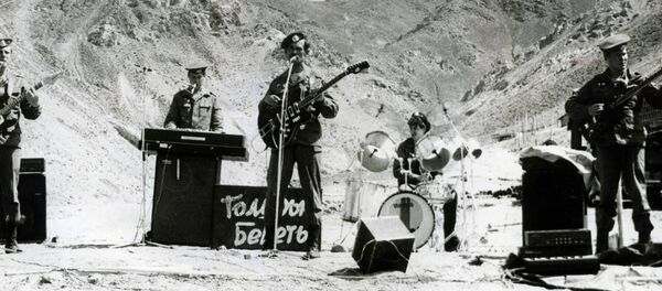 Выступление группы Голубые береты - Sputnik Узбекистан