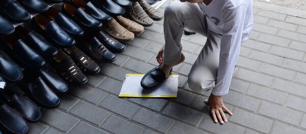 Харидор оёқ кийимни ўлчаб кўрмоқда. Харидор оёқ кийимни ўлчаб кўрмоқда. - Sputnik Ўзбекистон