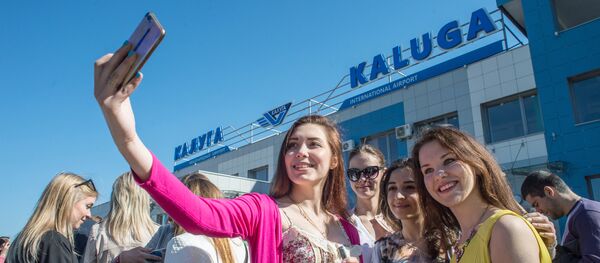 Йўловчилар Калуга аэропорти биноси яқинида. Йўловчилар Калуга аэропорти биноси яқинида. - Sputnik Ўзбекистон