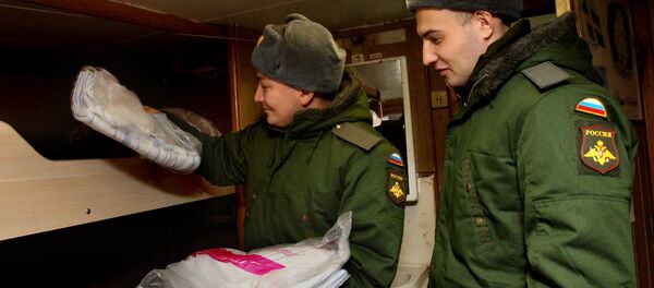 Россия армиясига янги олинган солдатлар кема каютасида жойлашмоқда Россия армиясига янги олинган солдатлар кема каютасида жойлашмоқда - Sputnik Ўзбекистон