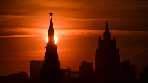 Одна из башен Московского Кремля на закате - Sputnik Узбекистан