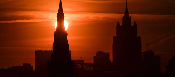 Одна из башен Московского Кремля на закате - Sputnik Узбекистан