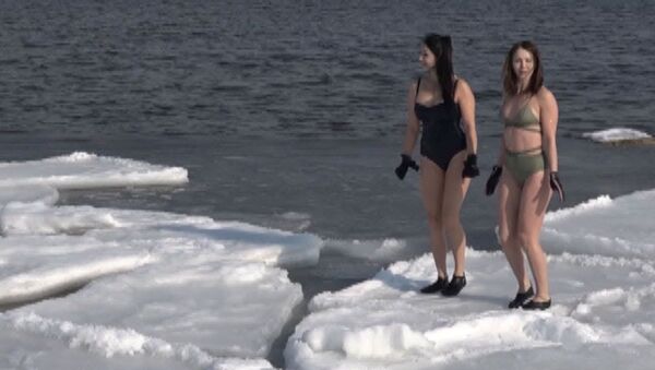 Несколько девушек из Приморья устроили купание в ледяном море - Sputnik Ўзбекистон