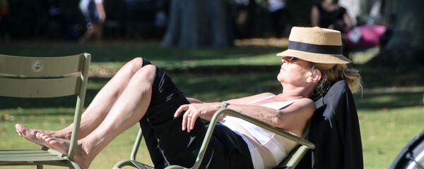 Женщина спит в кресле. Иллюстративное фото - Sputnik Узбекистан