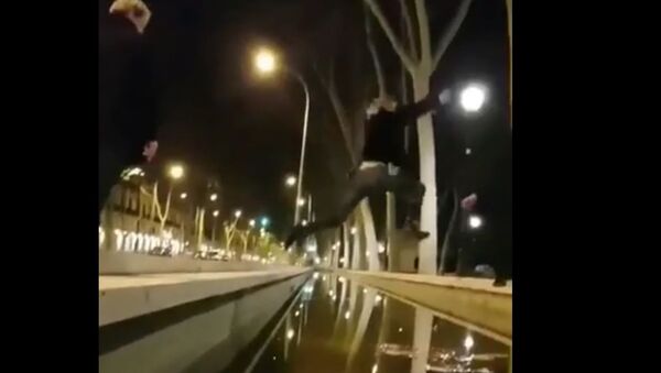 Не разлей вода: как парень попытался поймать свою девушку, да не вышло - видео - Sputnik Узбекистан