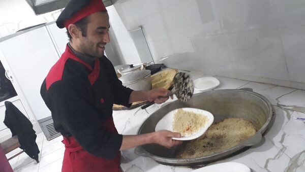 Shef-povar afganskogo restorana v Tashkente Nakibulla Kargar za prigotovleniyem blyud - Sputnik O‘zbekiston
