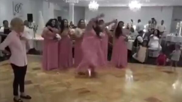 Истеричная радость: подружка невесты катается по полу и сбивает мужчин - видео - Sputnik Узбекистан