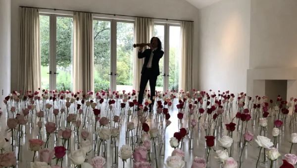 Миллион роз и легенда саксофона в гостиной: как Канье Уэст поздравил Ким Кардашьян - Sputnik Узбекистан