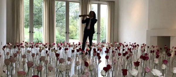 Миллион роз и легенда саксофона в гостиной: как Канье Уэст поздравил Ким Кардашьян - Sputnik Узбекистан