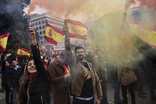 Участники митинга за единство Испании собрались на площади Колумба в Мадриде - Sputnik Узбекистан