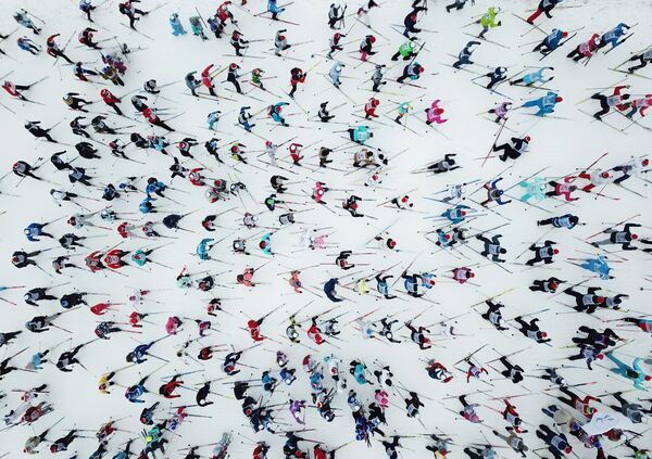 Участники на дистанции Всероссийской массовой лыжной гонки Лыжня России - 2019 в Московской области  - Sputnik Узбекистан