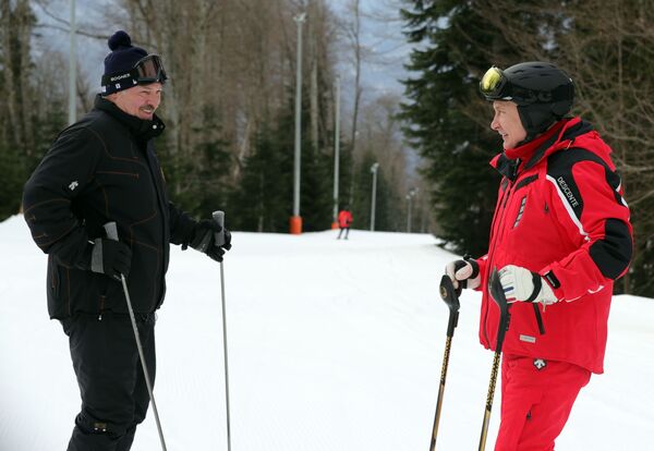 Президент РФ Владимир Путин и президент Беларуси Александр Лукашенко (слева) во время катания на лыжах, 13 февраля 2019 года. - Sputnik Узбекистан