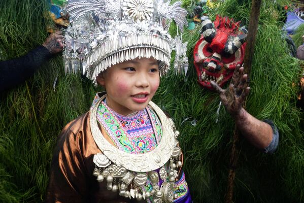 Девочка народа мяо в этнической одежде на фестивале в Лючжоу, Китай - Sputnik Узбекистан