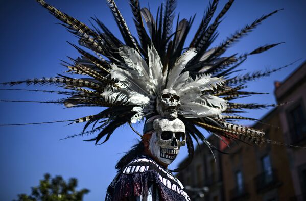 Коренной мексиканец принимает участие в церемонии очищения на площади Конституции в Мехико - Sputnik Узбекистан