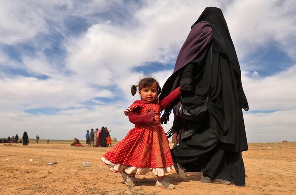 Беженка со своей дочерью в Сирии - Sputnik Узбекистан