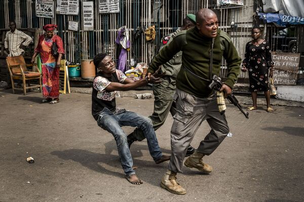 Сотрудник полиции задерживает вора на площади Tafawa Balewa в Лагосе, Нигерия  - Sputnik Узбекистан