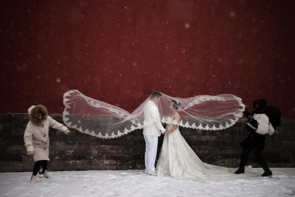 Свадебная фотосессия во время снегопада в Пекине, Китай - Sputnik Узбекистан