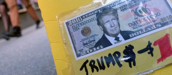 Сувенирная купюра американского доллара с портретом Дональда Трампа - Sputnik Узбекистан