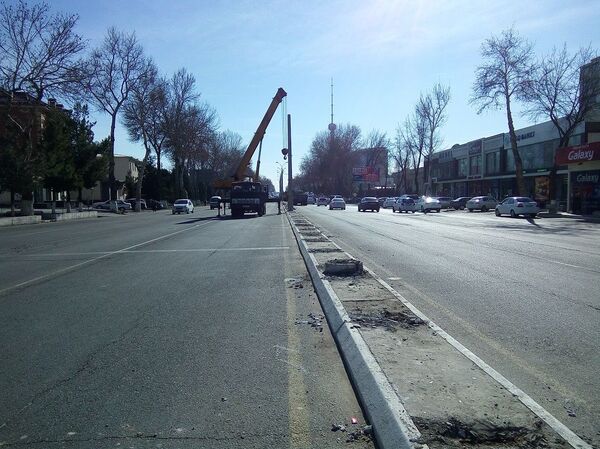 В Ташкенте начали демонтировать решетки на проспекте Амира Темура - Sputnik Узбекистан