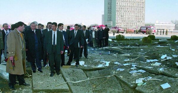 Годовщина теракта в Ташкенте: Каримов на площади, руины и пожар Годовщина теракта в Ташкенте: Каримов на площади, руины и пожар - Sputnik Узбекистан