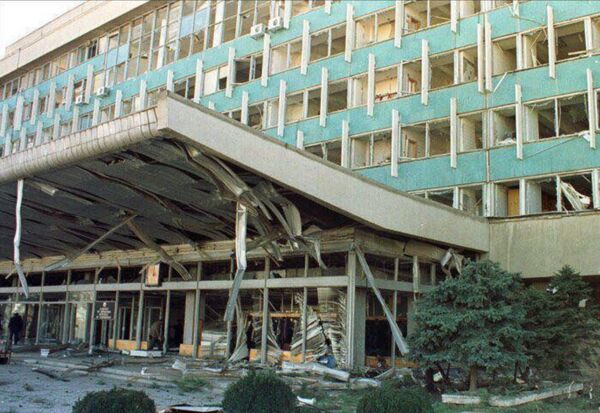 Годовщина теракта в Ташкенте: Каримов на площади, руины и пожар Годовщина теракта в Ташкенте: Каримов на площади, руины и пожар - Sputnik Узбекистан