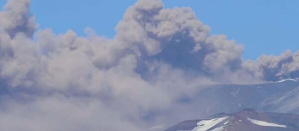 Клубы дыма на вершине горы Этна в Сицилии  - Sputnik Узбекистан