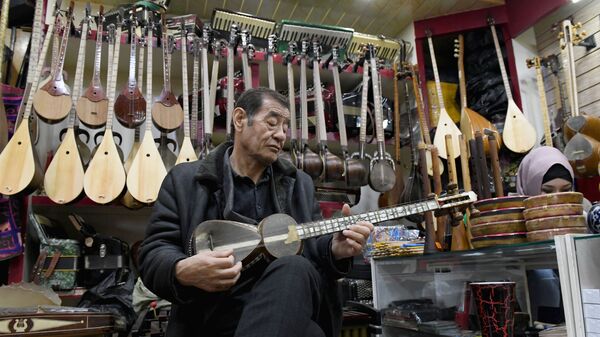 Продавец национальных музыкальных инструментов на рынке Чорсу — самом старом базаре Ташкента. - Sputnik Узбекистан