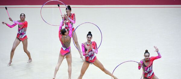 Команда Узбекистана выполняет упражнение с тремя обручами и двумя парами булав в финале групповой программы по художественной гимнастике на этапе Гран-при Москвы. Команда Узбекистана выполняет упражнение с тремя обручами и двумя парами булав в финале групповой программы по художественной гимнастике на этапе Гран-при Москвы. - Sputnik Узбекистан