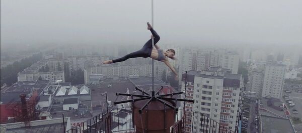 Экстремалка на пилоне Экстремалка на пилоне - Sputnik Узбекистан