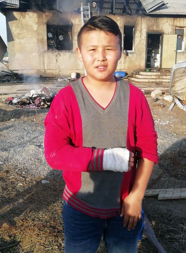 Подросток в Казахстане спас из огня детей, пока взрослые ждали пожарных - Sputnik Узбекистан