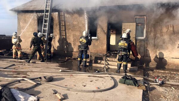 Пожар в микрорайоне Курсай Абайского района г. Шымкент - Sputnik Узбекистан