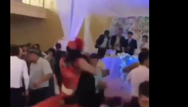 Танцы на выживание: как парень получил от девушки на свадьбе - зрители в шоке - Sputnik Ўзбекистон