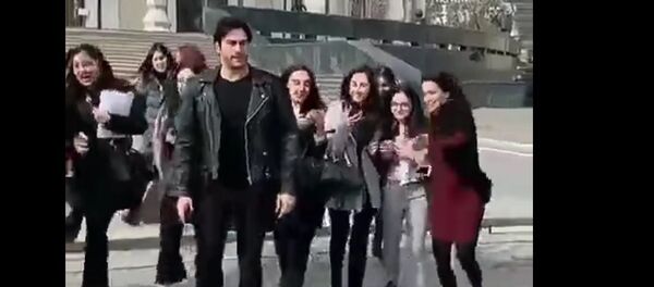 Брутальный турок Бурак сводит с ума девушек, прогуливаясь по Ташкенту - видео Брутальный турок Бурак сводит с ума девушек, прогуливаясь по Ташкенту - видео - Sputnik Ўзбекистон