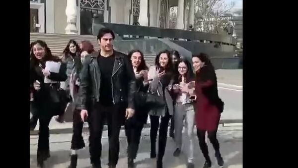 Брутальный турок Бурак сводит с ума девушек, прогуливаясь по Ташкенту - видео - Sputnik Узбекистан
