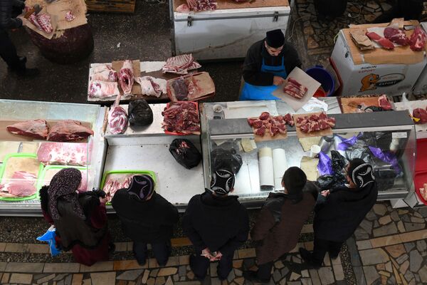 Покупатели выбирают мясо у прилавка на базаре Чорсу в ташкенте - Sputnik Узбекистан