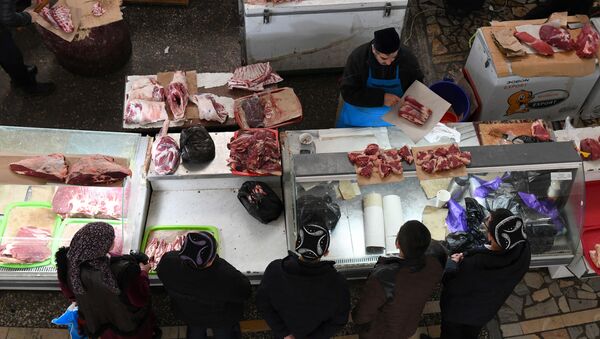 Покупатели выбирают мясо у прилавка на базаре Чорсу в ташкенте - Sputnik Узбекистан
