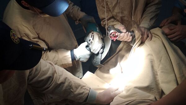 Спасатели Управления по чрезвычайным ситуациям Самаркандской области освободили руку ребенка, застрявшую в электрической мясорубке. - Sputnik Ўзбекистон