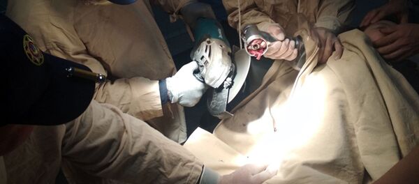 Спасатели Управления по чрезвычайным ситуациям Самаркандской области освободили руку ребенка, застрявшую в электрической мясорубке. Спасатели Управления по чрезвычайным ситуациям Самаркандской области освободили руку ребенка, застрявшую в электрической мясорубке. - Sputnik Ўзбекистон