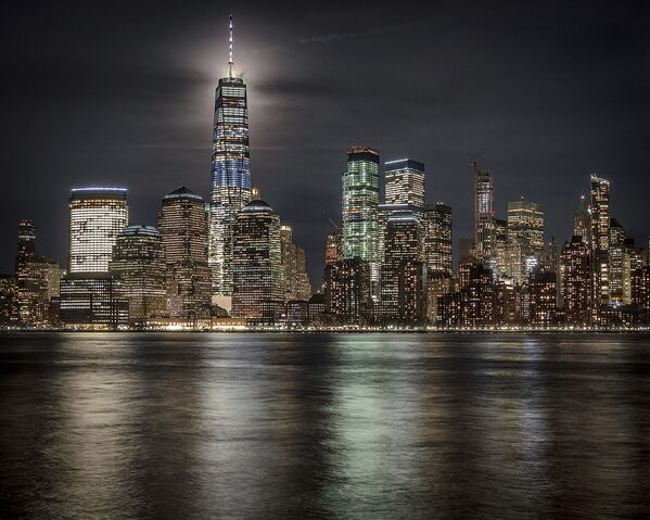 Полная луна освещает небо за Всемирным торговым центром в Нью-Йорке, США - Sputnik Ўзбекистон