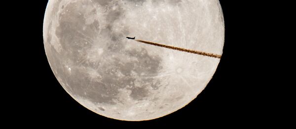 Самолет на фоне полнолуния в Германии Самолет на фоне полнолуния в Германии - Sputnik Ўзбекистон