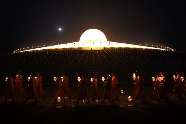 Буддийский храм Ват Пхра Дхаммакая на фоне луны в Таиланде  - Sputnik Узбекистан