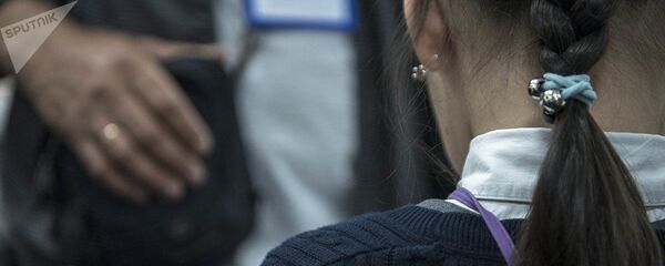 Девочка стоит спиной. Архивное фото Девочка стоит спиной. Архивное фото - Sputnik Ўзбекистон