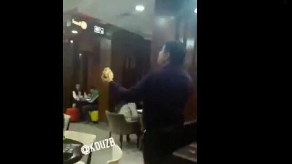Узбекский актер устроил скандал в кафе из-за бургера – видео - Sputnik Узбекистан