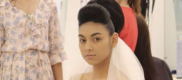 Узбекская девушка примеряет свадебное платье Узбекская девушка примеряет свадебное платье - Sputnik Ўзбекистон