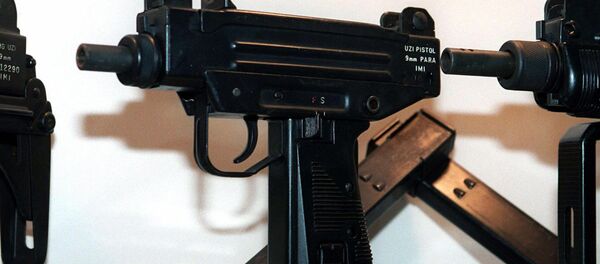 Пистолет марки UZI. Иллюстративное фото Пистолет марки UZI. Иллюстративное фото - Sputnik Ўзбекистон