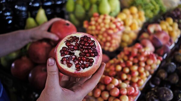 Фрукты и овощи на центральном колхозном рынке в Краснодаре - Sputnik Узбекистан